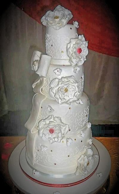 beautiful wedding cake - Cake by Brenda Williams