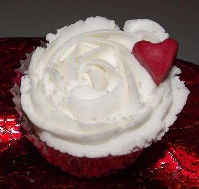 Vanilla cupcake with Valentine Heart - Cake by RockinLayers