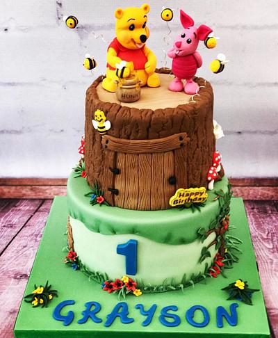 Winnie the Pooh & Piglet - Cake by Lorraine Yarnold