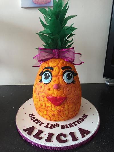 Pineapple face cake  - Cake by Donnajanecakes 