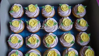 Cupcakes with roses - Cake by Memona Khalid