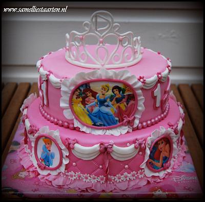 Princess cake with edible crown - Cake by Sam & Nel's Taarten