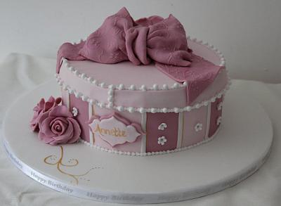 Vintage hatbox cake with molded sugar roses - Cake by Cakes o'Licious