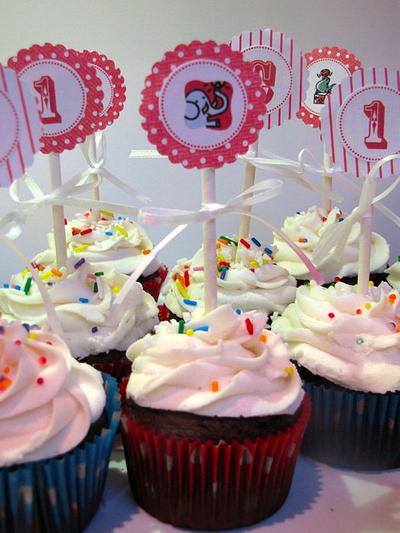 Circus Cupcakes - Cake by Laura's Sweet Designs
