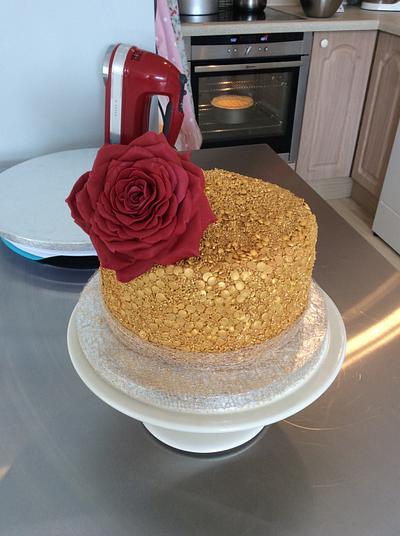 Sugar rose, and gold. - Cake by Popsue