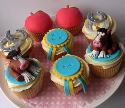Horse themed cupcakes - Cake by Dollybird Bakes