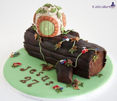 Hobbit hole on a trunk - Cake by Catcakes