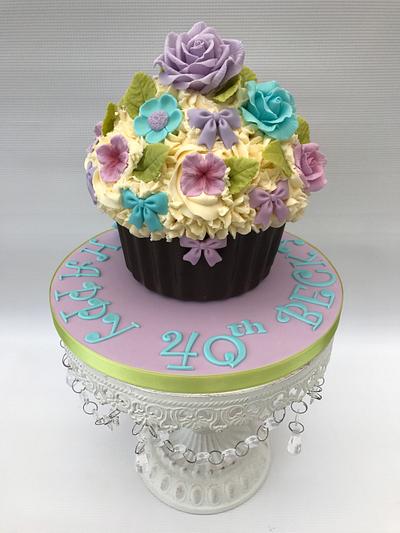 Giant Cupcake - Cake by Lorraine Yarnold