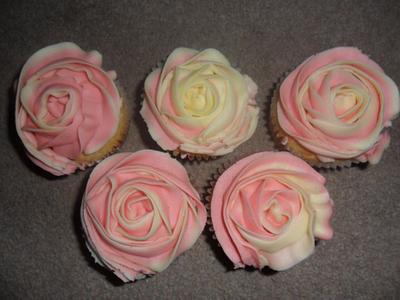 twotone rose swirls  - Cake by xxscarletxx