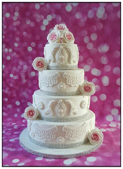 White wedding cake  - Cake by Taaartjes
