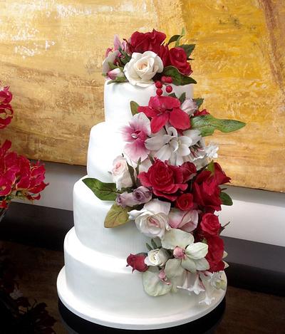 White and red flowers - Cake by Cláudia Oliveira