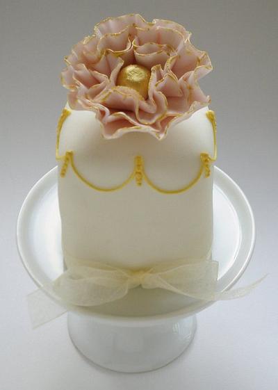 Ruffle flower mini cake x - Cake by Katie