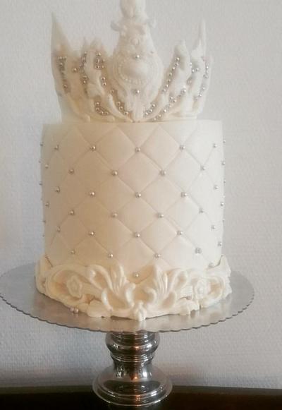 White cake with ä crown - Cake by Taarart