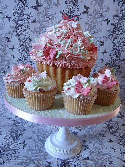 Giant cupcake - Cake by Sarah Peckett