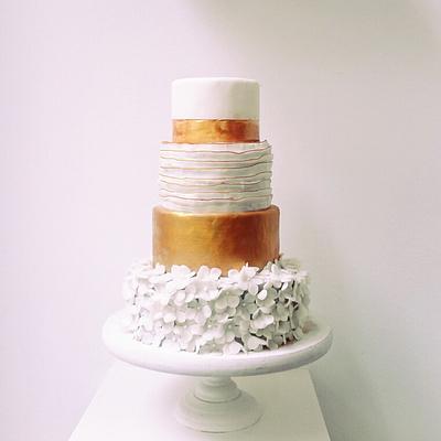 White & Gold cake - Cake by Bakverhalen - Angelique