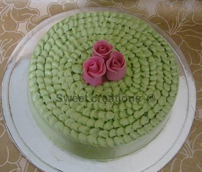 Buttercream and roses  - Cake by Ifrah