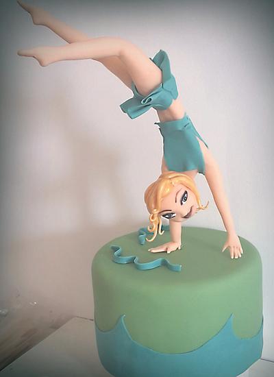 standing on tow - Cake by Nivo