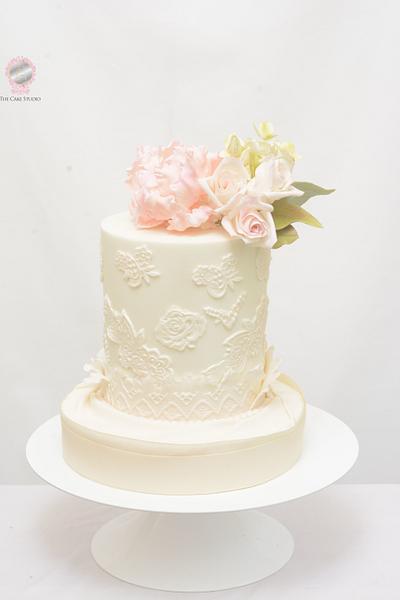 Lace and Sugar Flowers - Cake by Sugarpixy