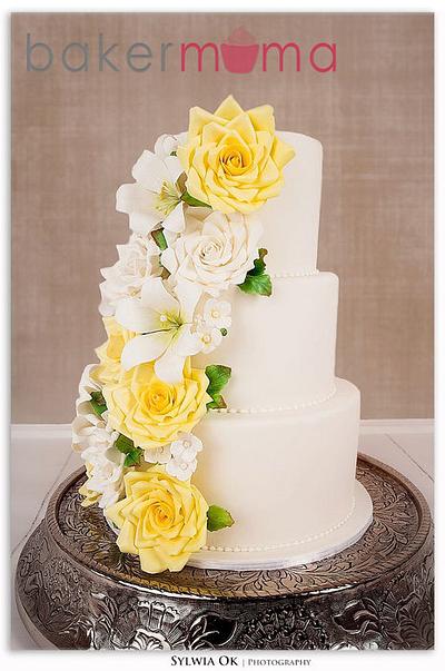 Yellow and creamy white flowers - Cake by Bakermama