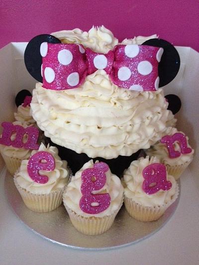 Minnie Mouse Giant Cupcake - Cake by Cupcaketastic