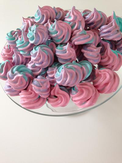 Multi-colored meringues  - Cake by priscilla-patisserie