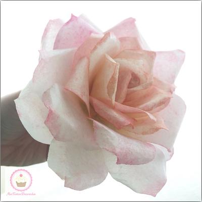 Wafer paper garden rose - Cake by Sweet Flamingos (Mis Tartas Decoradas)