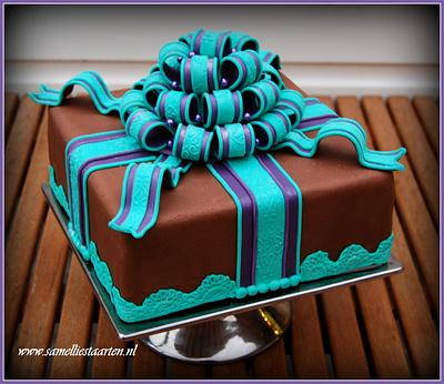Gift cake with bow - Cake by Sam & Nel's Taarten