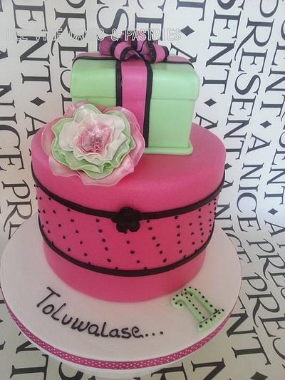 gift box pink cake - Cake by Doyin