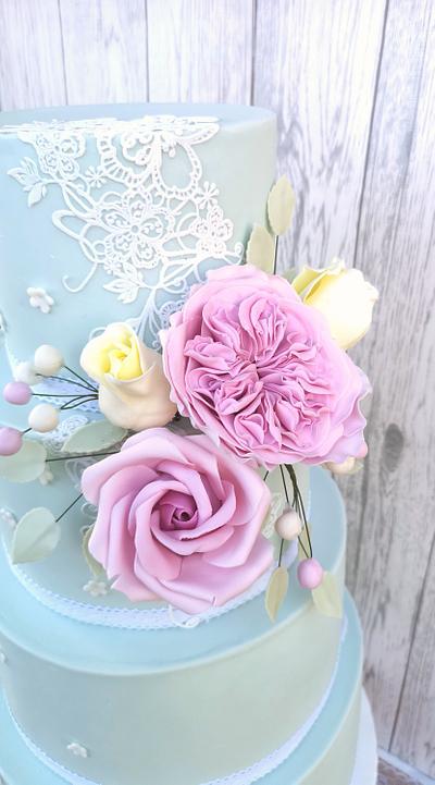Close up flowers and lace - Cake by Nerea's dreamy Cakes