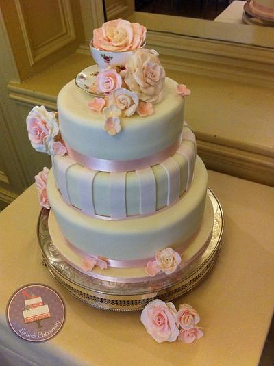 vintage wedding cake - Cake by LouisesCakeaway
