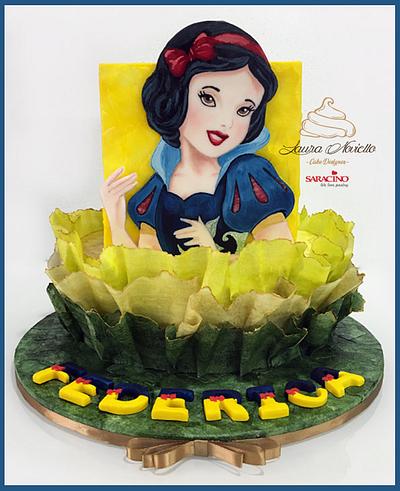 Snow White Wafer Paper Cake - Cake by NovielloCake