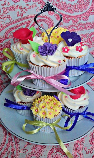 vintage garden cupcakes - Cake by Princess of Persia