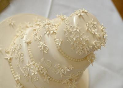 Cream blossom and pearls - Cake by Kelly Mitchell