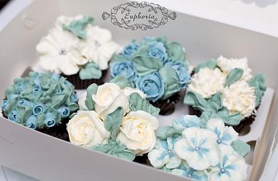 Cupcakes with flowers - Cake by Olya