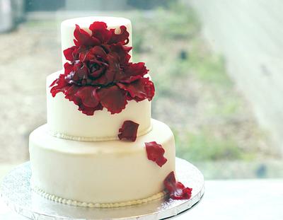 My First Gumpaste Flower Cake - Cake by Yvonne Janowski