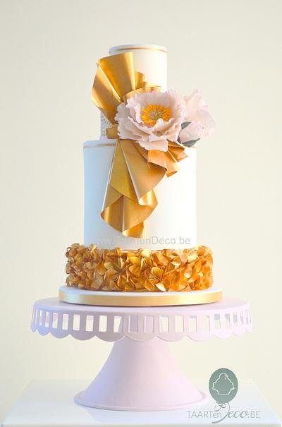 Gold cake with peony - Cake by Jannet