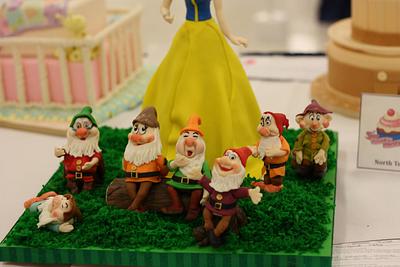 Snow White And The Seven Dwarves - Cake by Monica Florea
