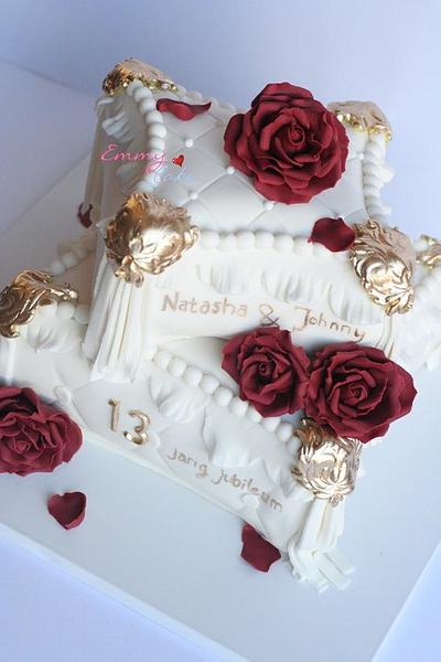 white little touch of gold and red - Cake by Emmy 