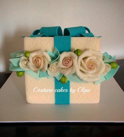 Bd cake box with roses - Cake by Couture cakes by Olga