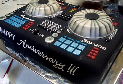 DJ anniversary cake! - Cake by Xavier Boado