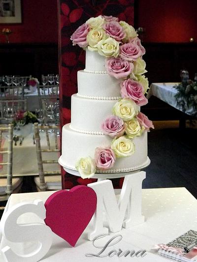 Wedding cake with roses - Cake by Lorna