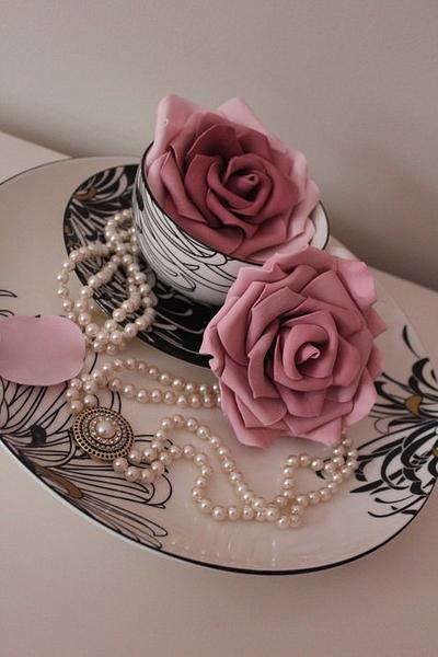 Large sugar roses  - Cake by Tillymakes