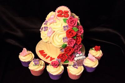 Giant cupcake with matching cupcakes - Cake by Maria's