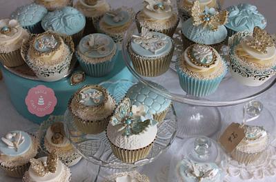 'Vintage Blues' - Cake by Paulacakecouture