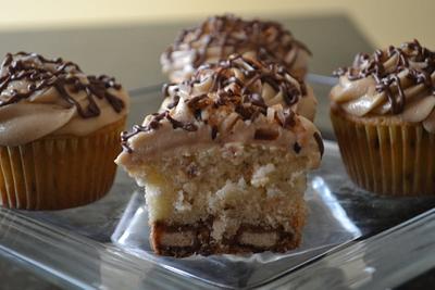 Caramel Coconut cupcakes  - Cake by Cakesbylala
