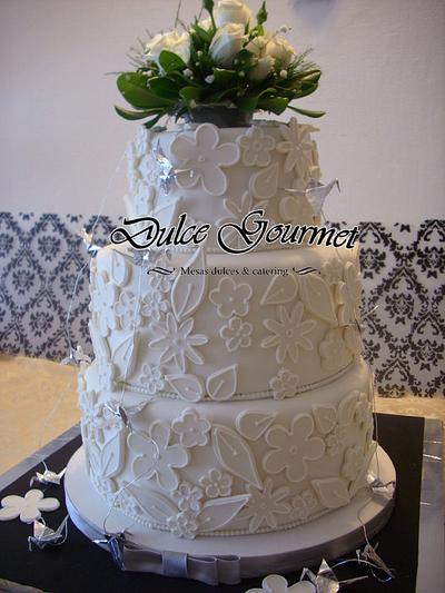 Wedding cake with roses - Cake by Silvia Caballero