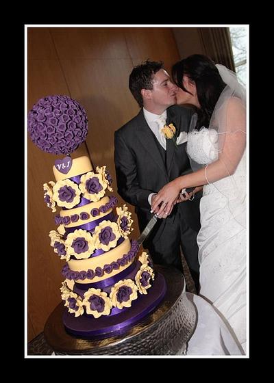 Ring of roses topiary wedding cake  - Cake by Cupcandi Cupcakes
