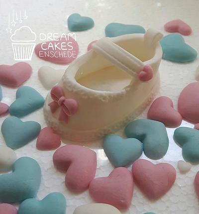 Baby shoes topper! - Cake by Dream Cakes Enschede