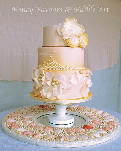 Soft Peach & Gold - Cake by AAAXXX