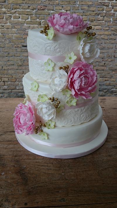 Weddingcake with double barrel layer and open peonies - Cake by Pauliens Taarten